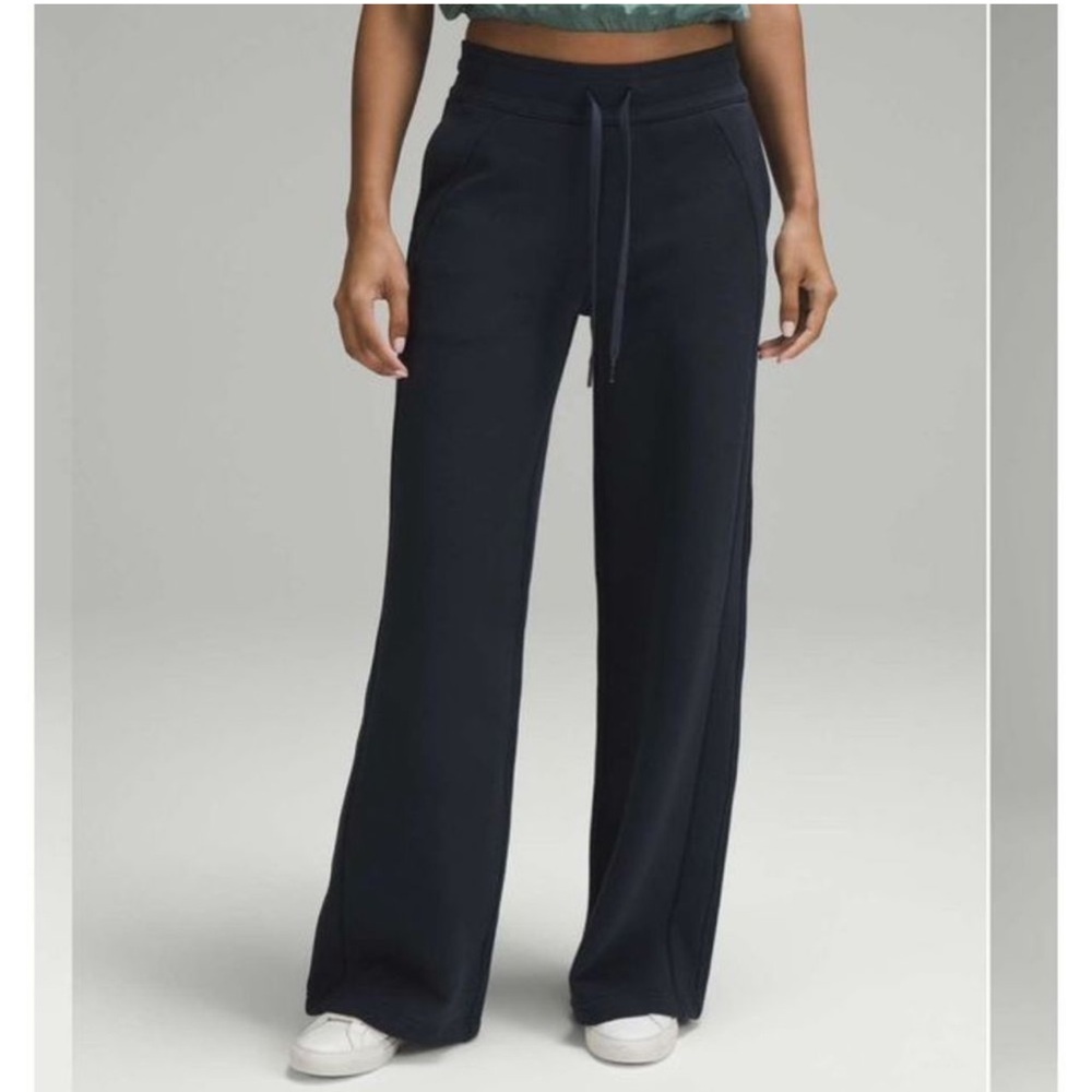 Like new Lululemon Scuba Mid-Rise Wide-Leg Pant Full Length True Navy Size 6